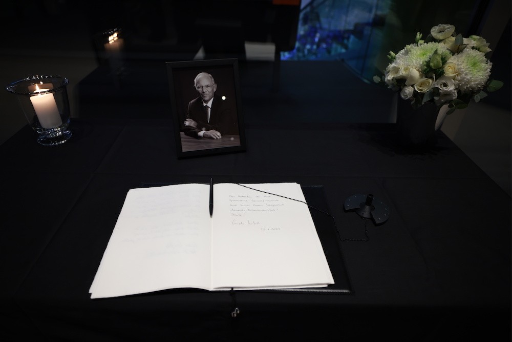 Γερμανία: Μακρόν, Σολτς και Μέρκελ στην τελετή μνήμης για τον Σόιμπλε στη Bundestag
