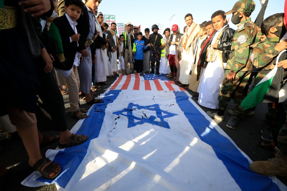 Οι Χούθι ανέλαβαν την ευθύνη για την πυραυλική επίθεση εναντίον αμερικανικού φορτηγού πλοίου