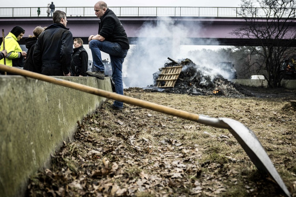 Ολλανδία: διαδηλώσεις αγροτών με αποκλεισμούς δρόμων και φωτιές