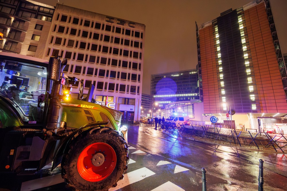 Βρυξέλλες: ένταση μεταξύ αστυνομίας και αγροτών - Σπάνε κιγκλιδώματα