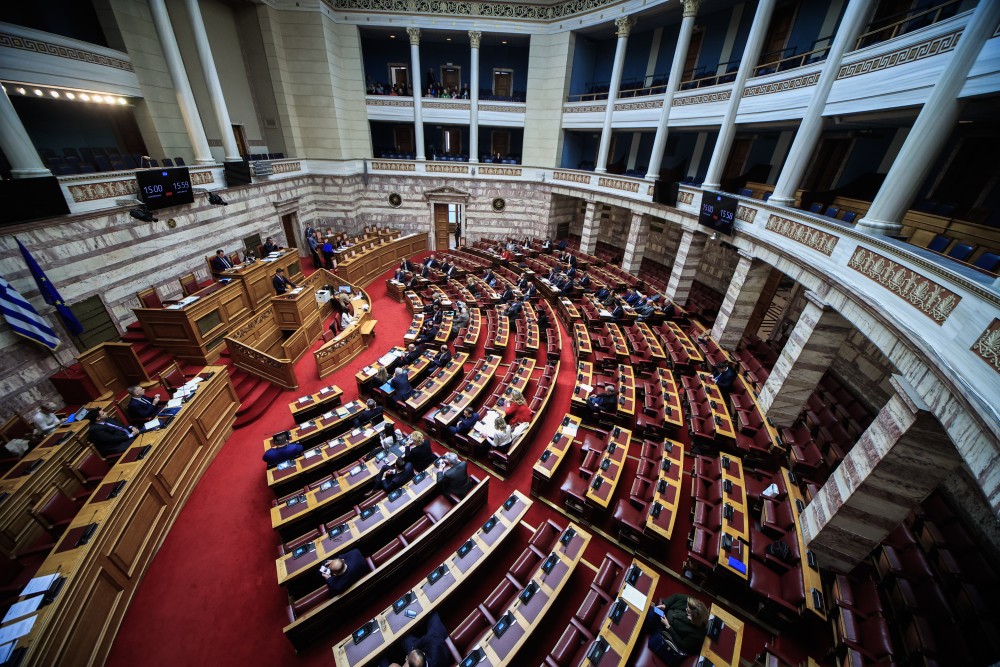 Στη Βουλή η πρόταση δυσπιστίας - Στην αντεπίθεση η κυβέρνηση