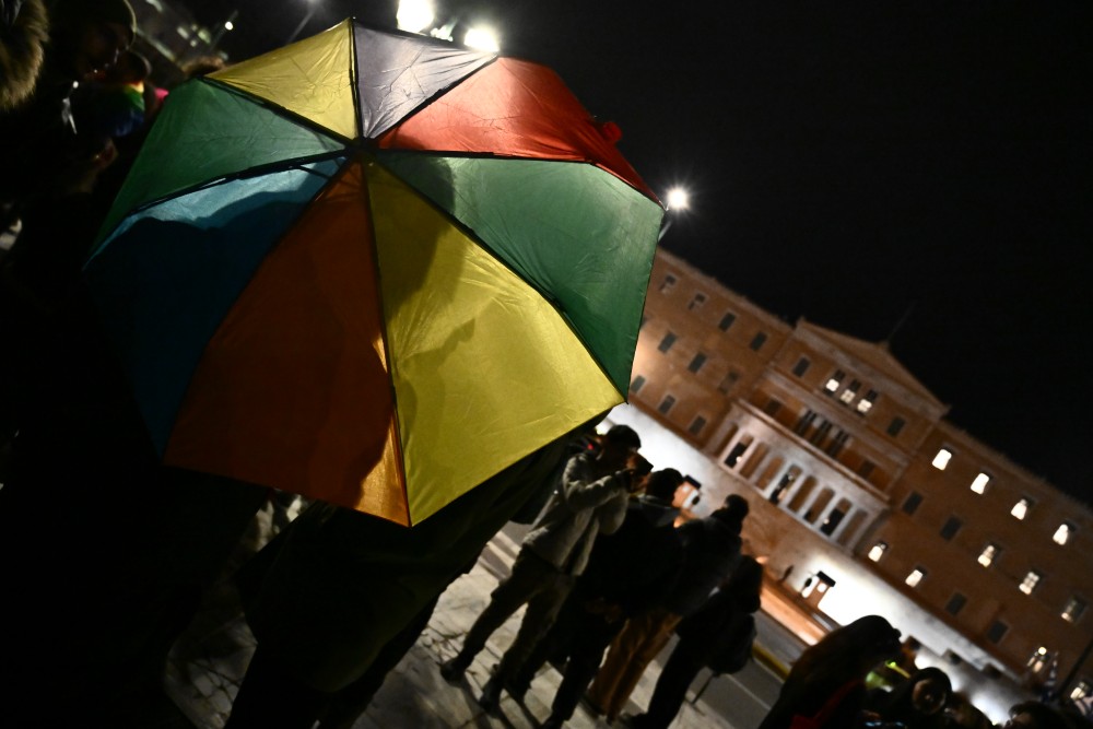 Γάμος ομόφυλων: 28 πρεσβείες στην Ελλάδα χαιρετίζουν τον νόμο