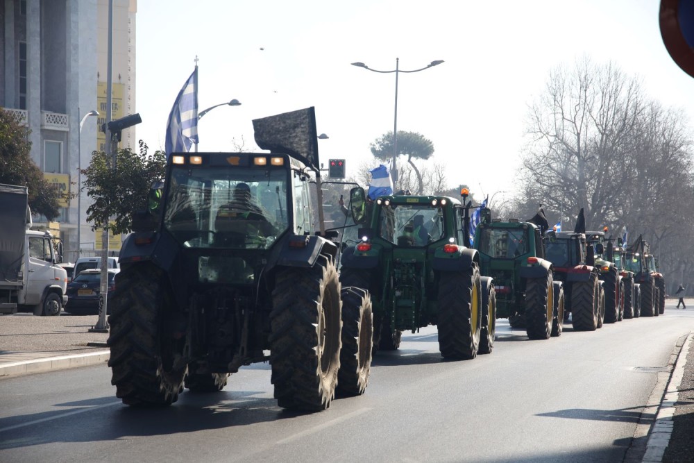 Αλεξανδρούπολη: αγρότες εισέβαλαν στο αεροδρόμιο για να δουν τον Αυγενάκη