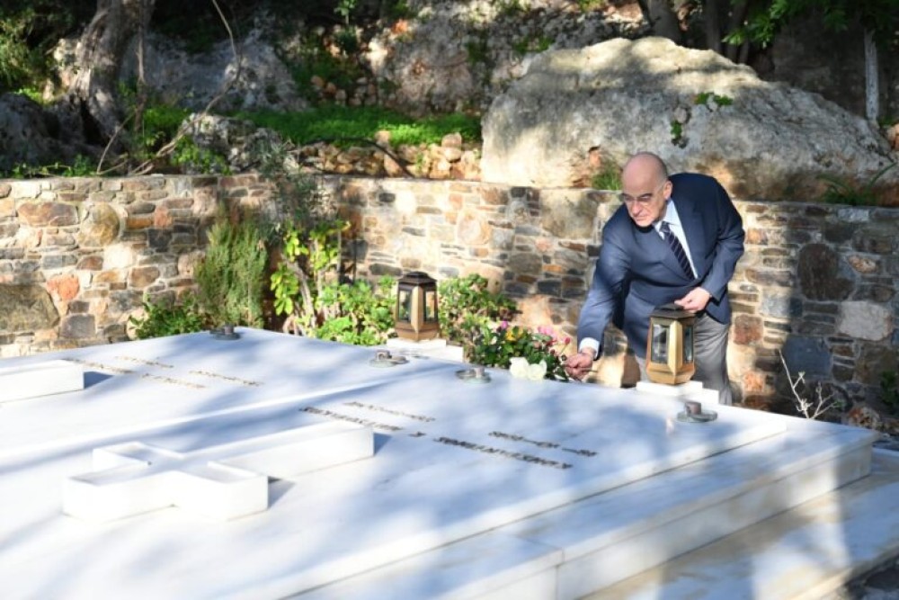 Νίκος Δένδιας: Λουλούδια στον τάφο του Κωνσταντίνου Μητσοτάκη