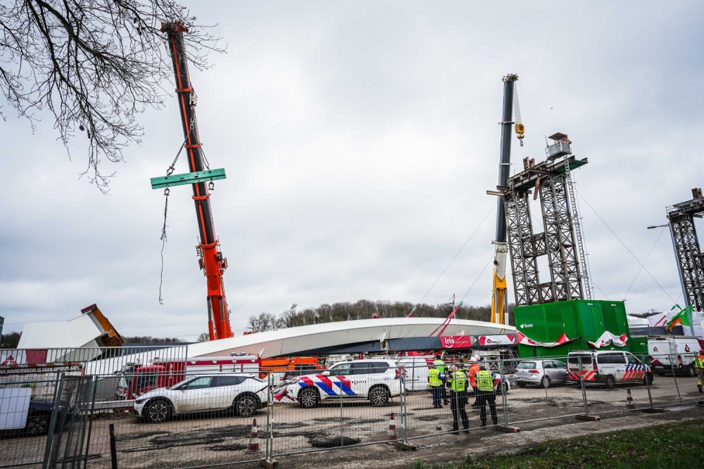 Ολλανδία: Κατέρρευσε υπό κατασκευή γέφυρα, τουλάχιστον 2 νεκροί