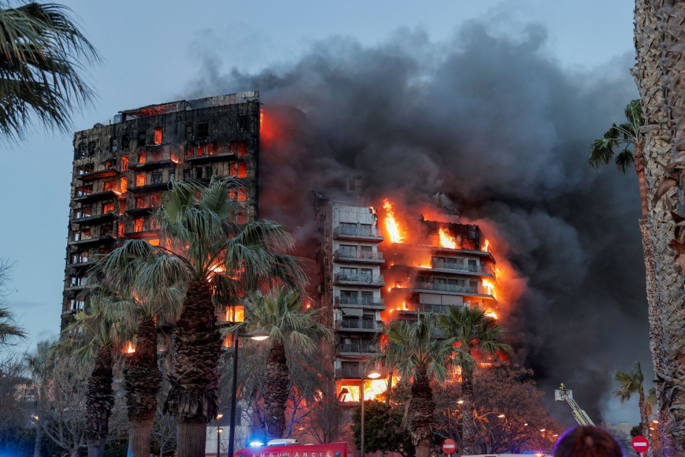 Ισπανία: μεγάλη πυρκαγιά σε 14ώροφη πολυκατοικία στη Βαλένθια