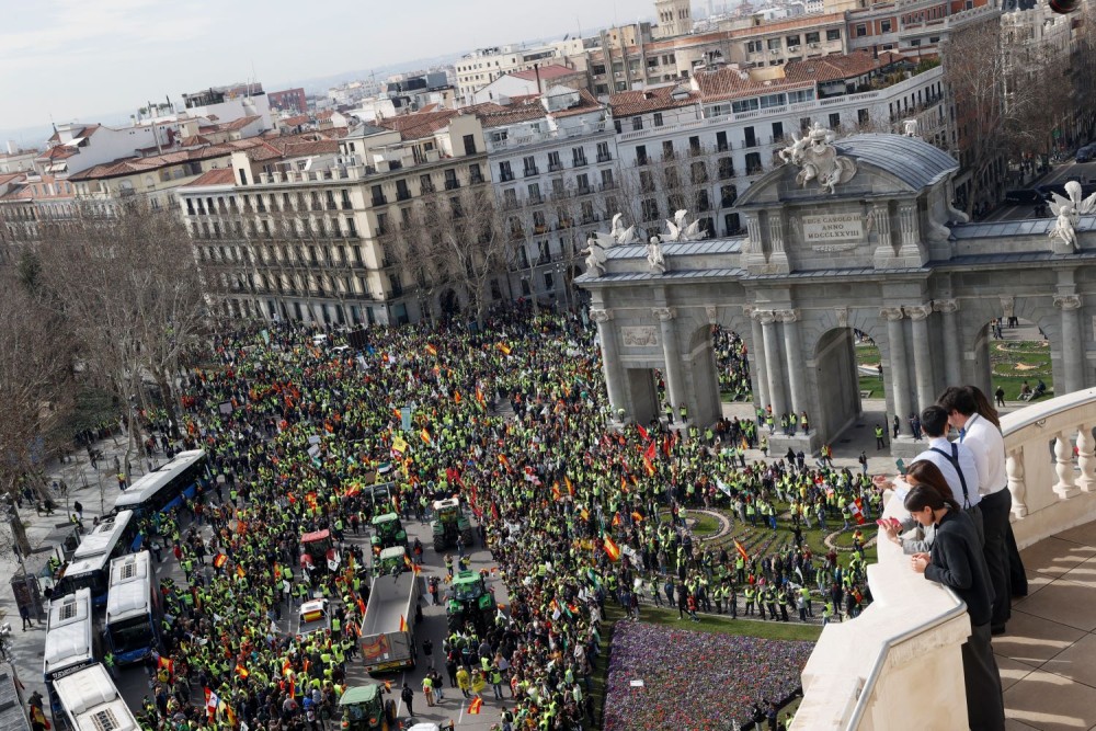 Οι αγρότες πολιορκούν την Ευρώπη: ξεχύθηκαν στους δρόμους σε Ισπανία και Γαλλία