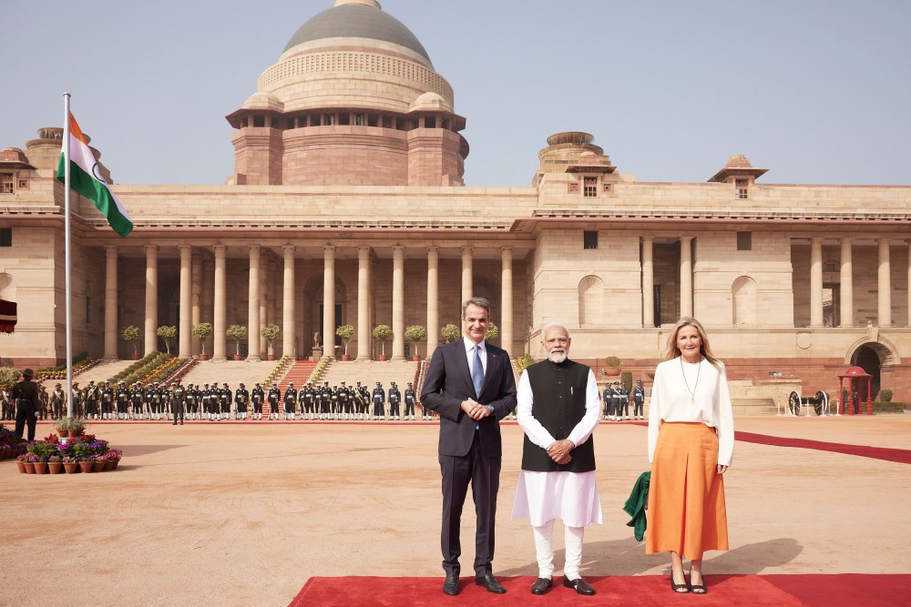 Ντυμένη στα χρώματα της Ινδίας η Μαρέβα - Συνόδευσε τον πρωθυπουργό στο Νέο Δελχί