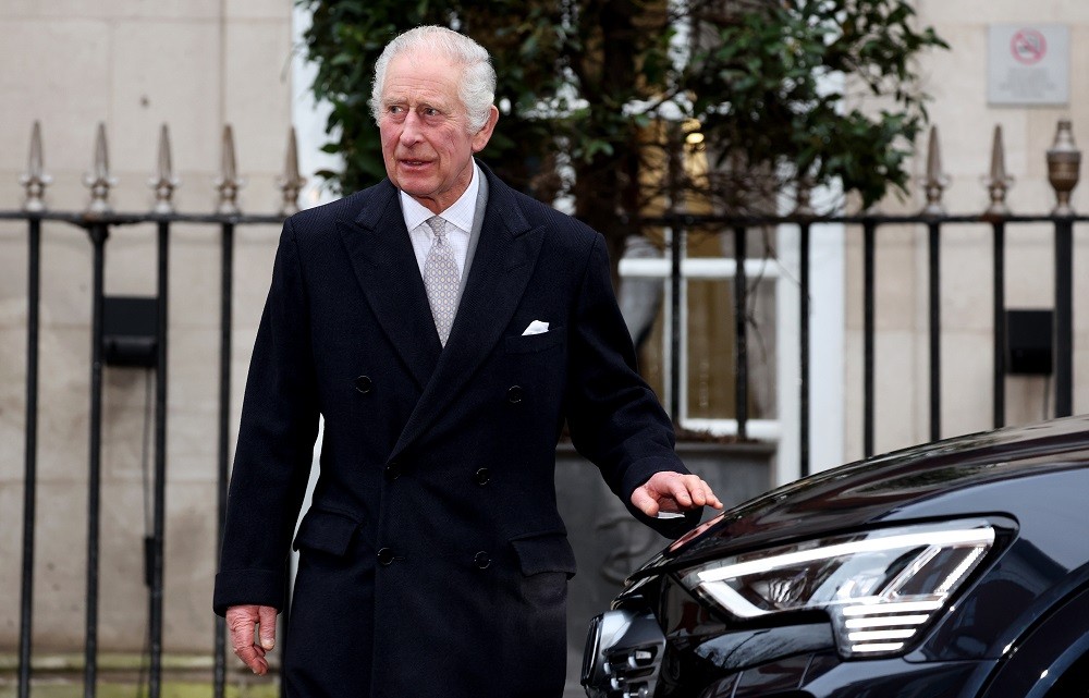 Βασιλιάς Κάρολος - καρκίνος: ευχές από τον Σούνακ - Στην Αγγλία αναμένεται ο πρίγκιπας Χάρι