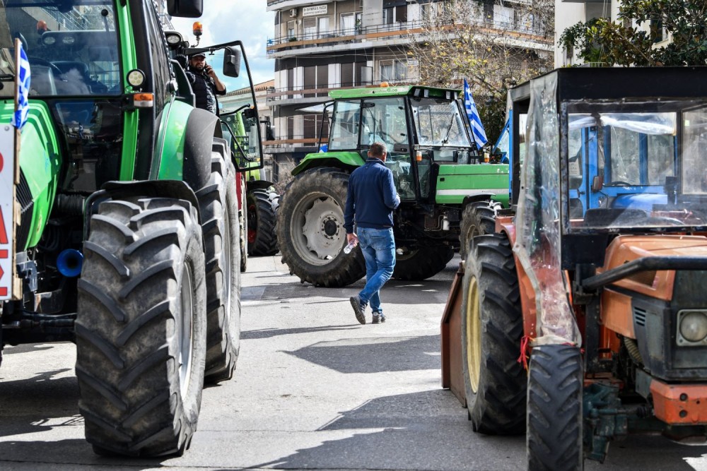 Αγρότες: Έκλεισαν την Εθνική Οδό Κορίνθου – Πατρών στο Αίγιο