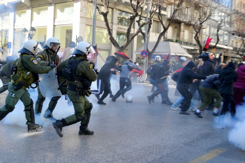 Θεσσαλονίκη: πεδίο μάχης με πέτρες και χημικά το ΑΠΘ - 7 προσαγωγές