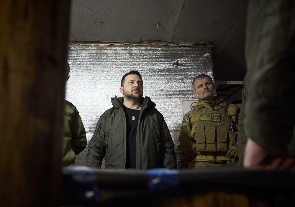 Ουκρανία: ο Ζελένσκι επισκέφθηκε στρατεύματα εν μέσω έντονων φημών για απομάκρυνση του διοικητού του