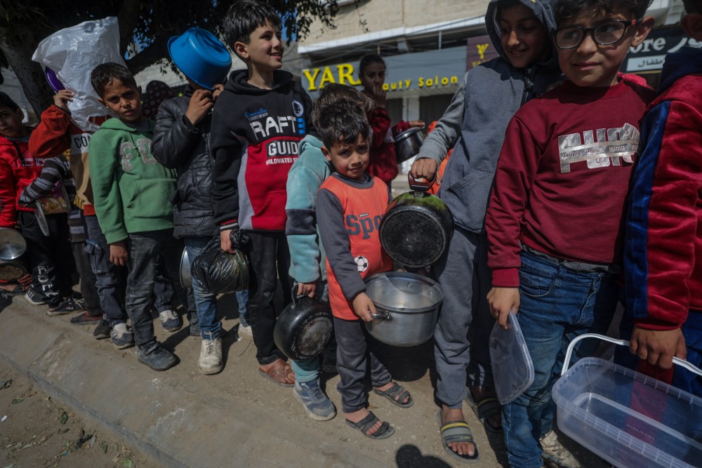 Σοκαριστικά στοιχεία: Τα παιδιά στη Γάζα επιβιώνουν με 245 θερμίδες την ημέρα