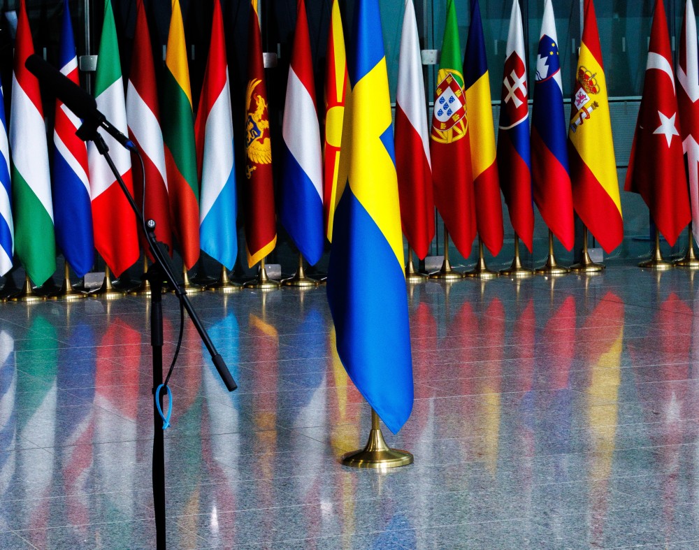Η σημαία της Σουηδίας υψώνεται στην έδρα του ΝΑΤΟ - Η Συμμαχία καλωσορίζει το 32ο μέλος της