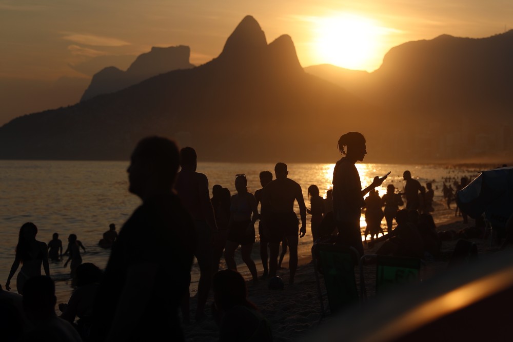Η κλιματική αλλαγή πλήττει τη Βραζιλία: καύσωνας-ρεκόρ στο Ρίο, καταρρακτώδεις βροχές στον Νότο