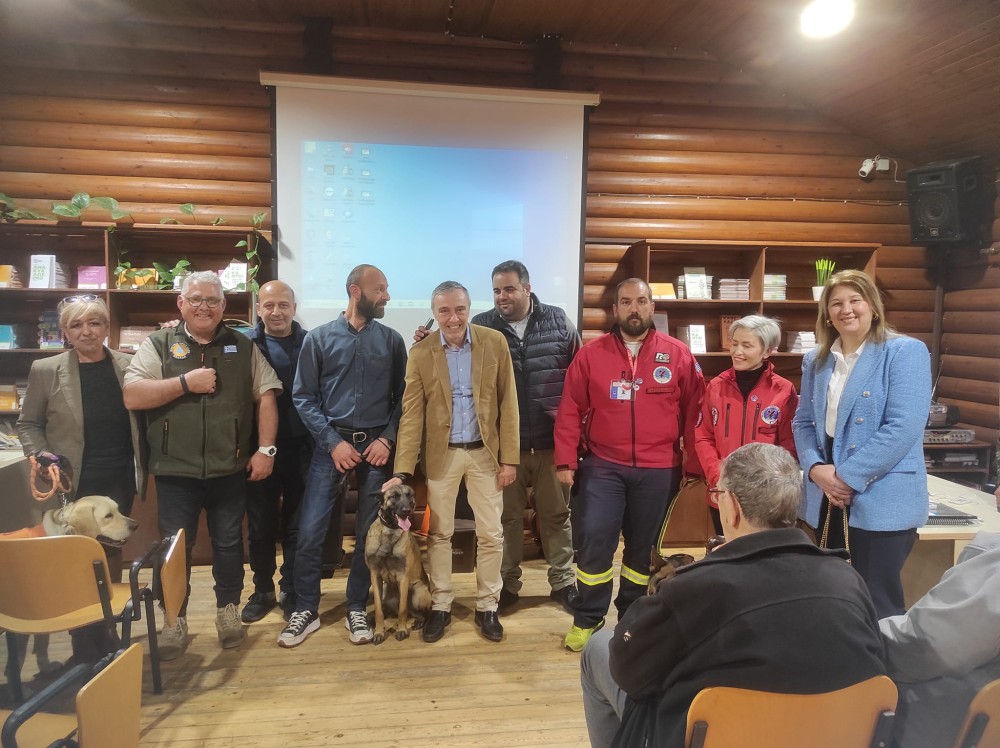 Θεσσαλονίκη: η ΝΔ τίμησε τους σκύλους διάσωσης και τους συνοδούς τους