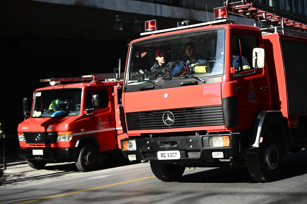 Πειραιάς: κατέρρευσε κτήριο στο Πασαλιμάνι - Ένας εγκλωβισμένος σε όχημα, τρεις ελαφρά τραυματίες