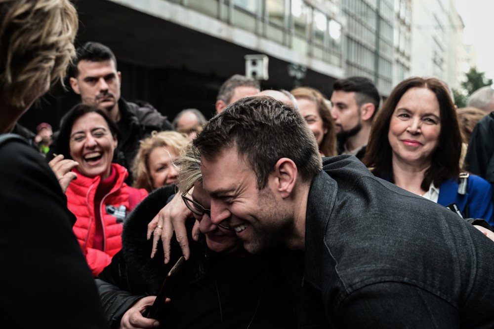 Αγκαλιές και σέλφι Κασσελάκη στο συλλαλητήριο: νέα διάσταση στον καιροσκοπισμό