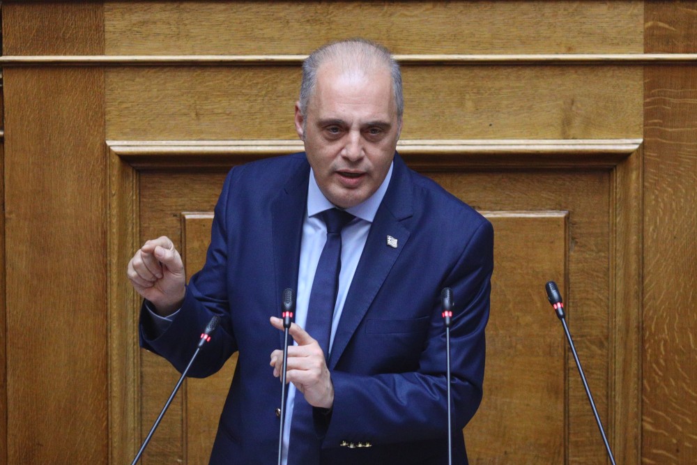 Βουλή: αίρεται η ασυλία του Βελόπουλου - Μήνυση για συκοφαντική δυσφήμηση από τον πατέρα του βουλευτή Φλώρου