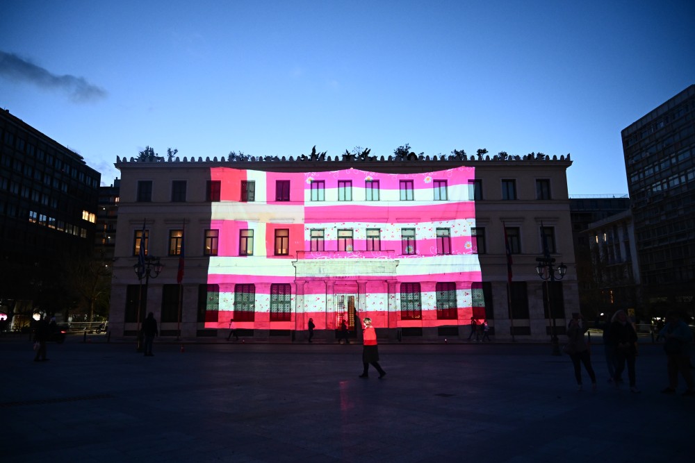 Χαμός στο Χ με τη ροζ σημαία που έβαλε ο Δούκας στο δημαρχείο της Αθήνας