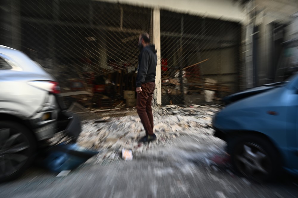 Καλλιθέα: ισχυρότατη έκρηξη σε κάβα - Σοβαρές ζημιές σε αυτοκίνητα και κτήρια