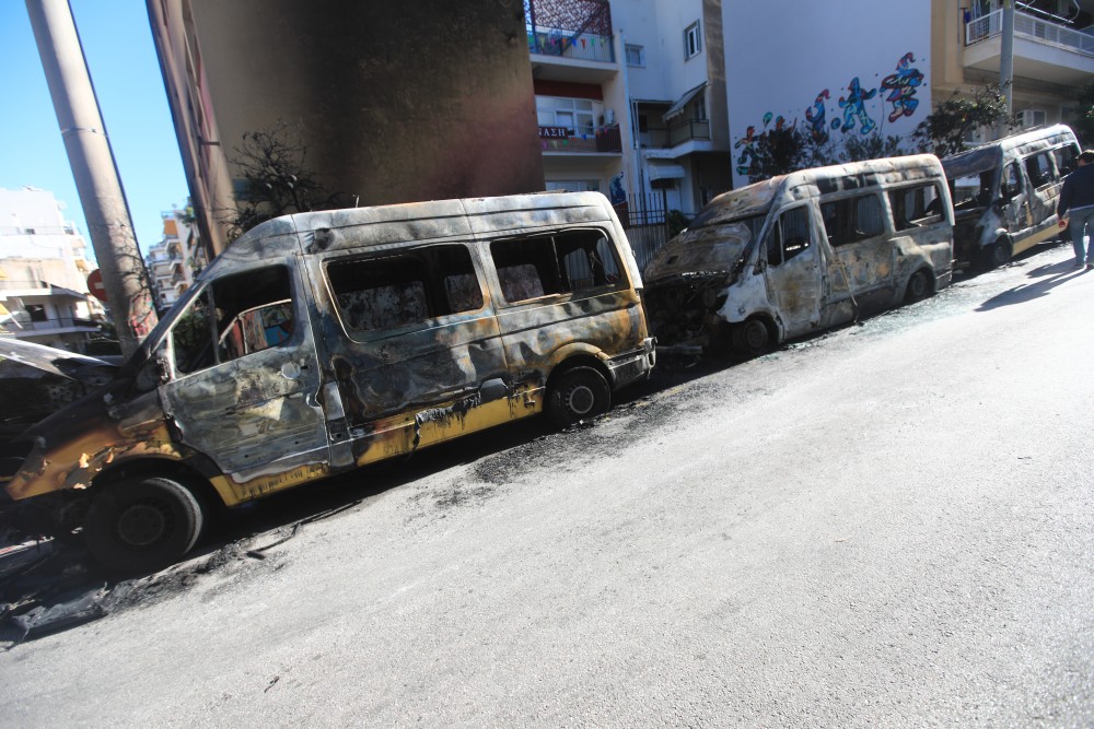 Εμπρηστική επίθεση στου Ζωγράφου: άγνωστοι έκαψαν σχολικά, αυτοκίνητα και μοτοσικλέτες