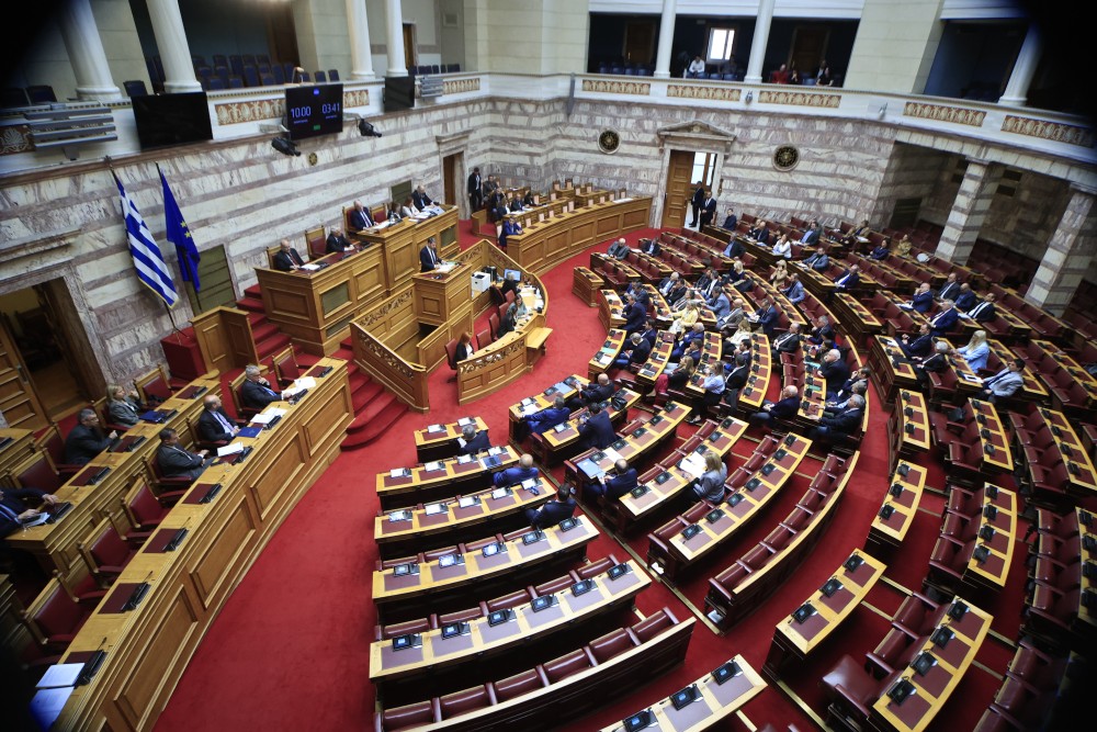 Πρόταση δυσπιστίας: συνεχίζεται η συζήτηση στην Ολομέλεια της Βουλής