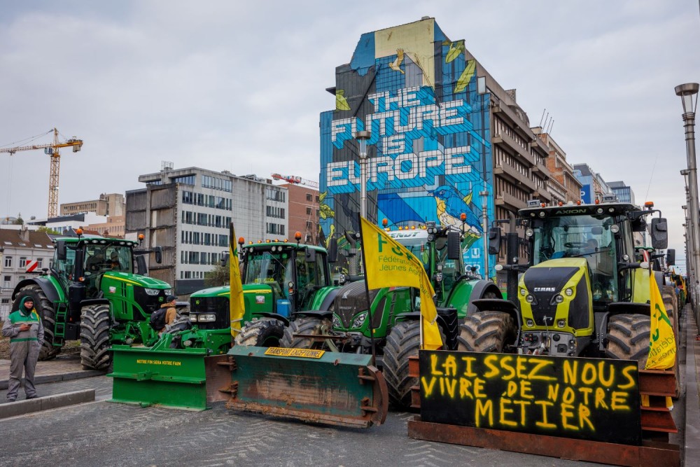 Βρυξέλλες: πεδίο μάχης οι δρόμοι από συγκεντρωμένους αγρότες