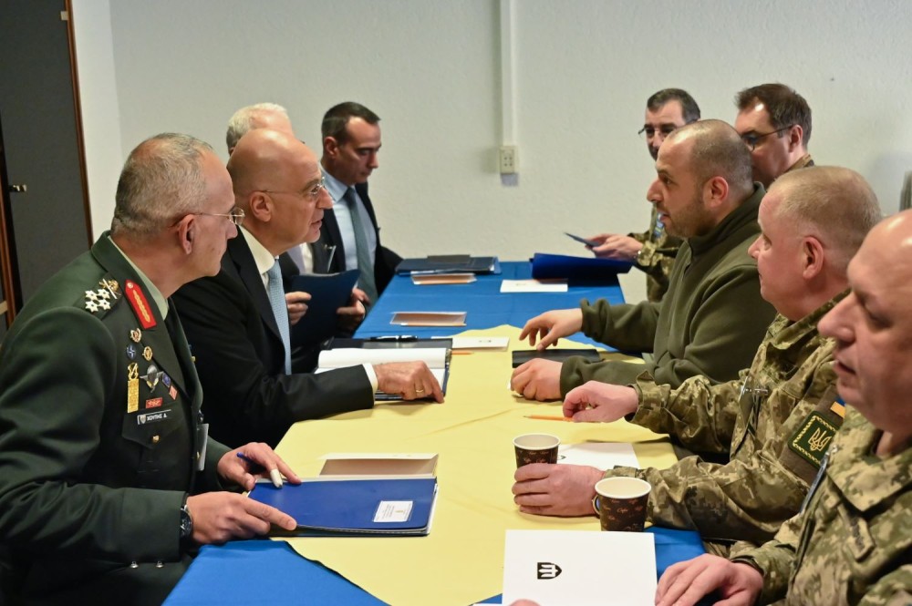 Ο Νίκος Δένδιας στη συνάντηση της ομάδας επαφής για την άμυνα στην Ουκρανία