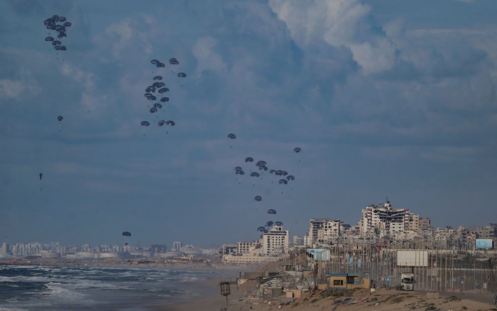 Γάζα: επτά άνθρωποι πνίγηκαν προσπαθώντας να συλλέξουν από τη θάλασσα βοήθεια