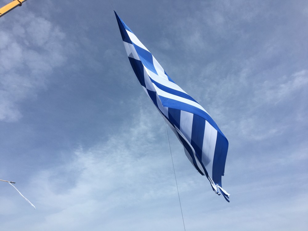 25η Μαρτίου: σημαία 1,5 στρέμμα υψώθηκε στο λιμάνι του Ηρακλείου
