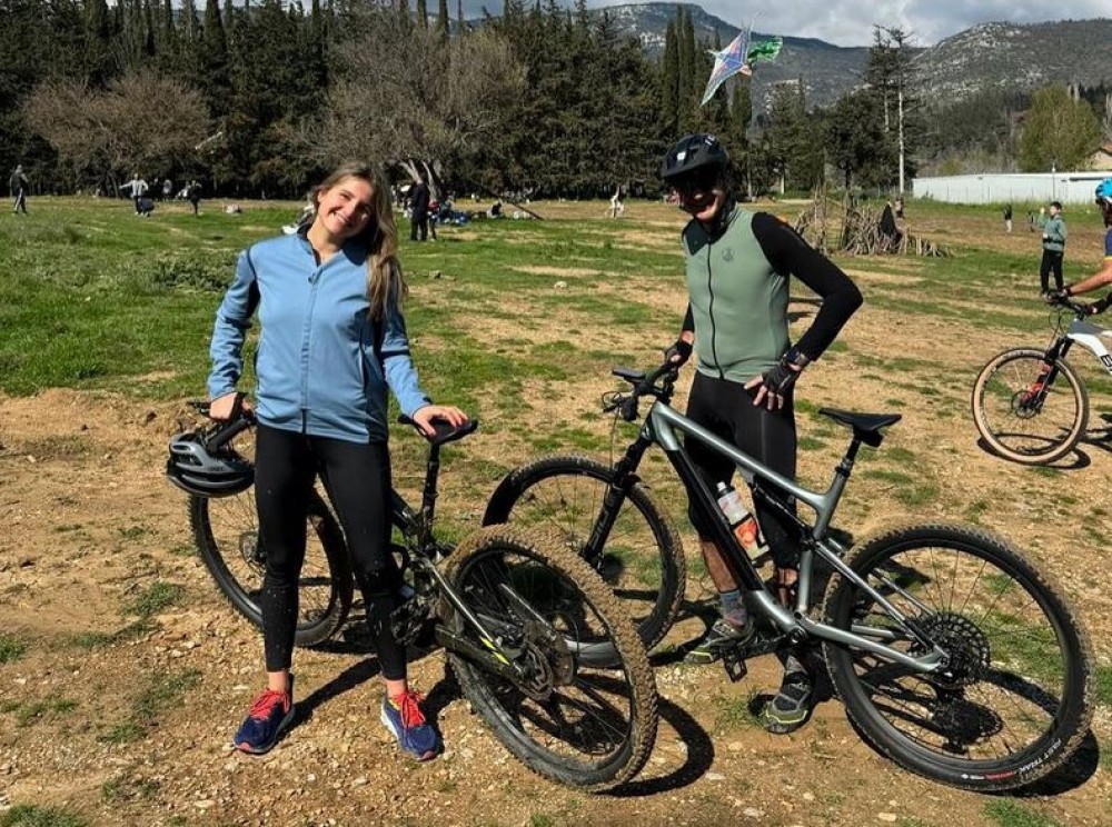 «Καλή Σαρακοστή» από τον πρωθυπουργό: στην εξοχή με την κόρη του για ποδήλατο