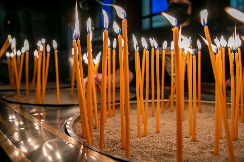 Τίρανα: Άναψαν 57 κεριά  για τα θύματα των Τεμπών