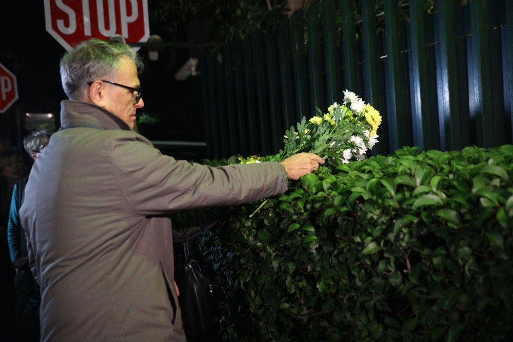 Μακελειό στη Μόσχα: αφήνουν λουλούδια και κεριά έξω από τη ρωσική πρεσβεία στην Αθήνα