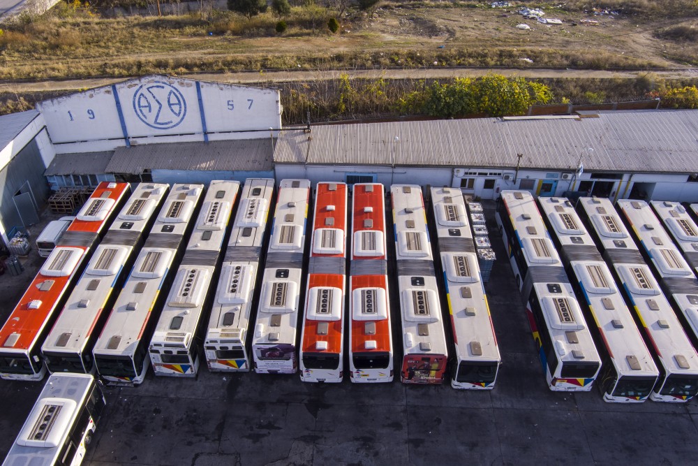 Σε Θεσσαλονίκη και Πειραιά: Έφθασαν τα πρώτα ηλεκτρικά λεωφορεία  στον στόλο του ΟΑΣΘ