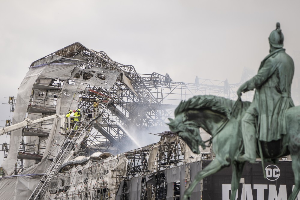 Δανία: φωτιά στο παλιό Χρηματιστήριο της Κοπεγχάγης - Κάηκε το μισό κτήριο