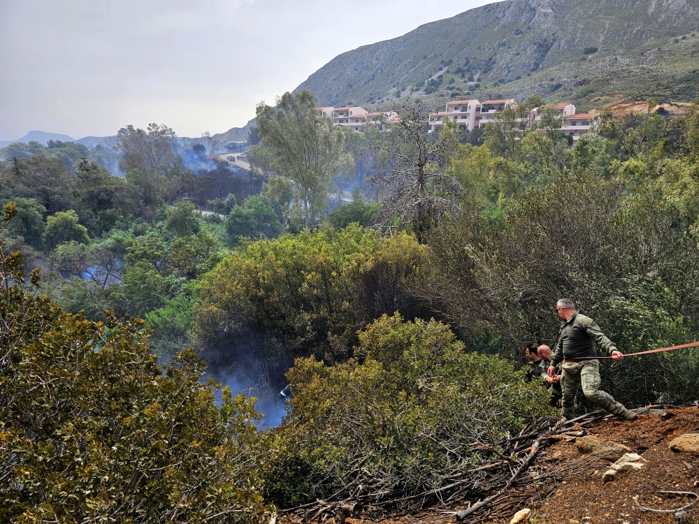 Mεγάλη φωτιά στον Ναύσταθμο στα Χανιά: μάχη των πυροσβεστών να μην επεκταθεί