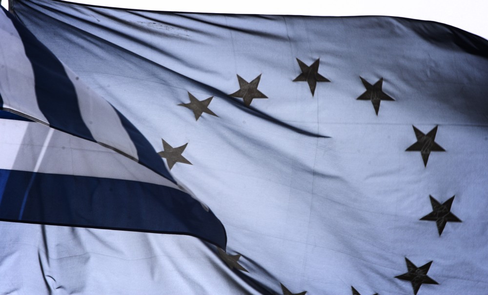 Ευρωβαρόμετρο: 7 στους 10 Έλληνες εκτιμούν ότι η χώρα ωφελήθηκε από την ένταξη στην ΕΕ