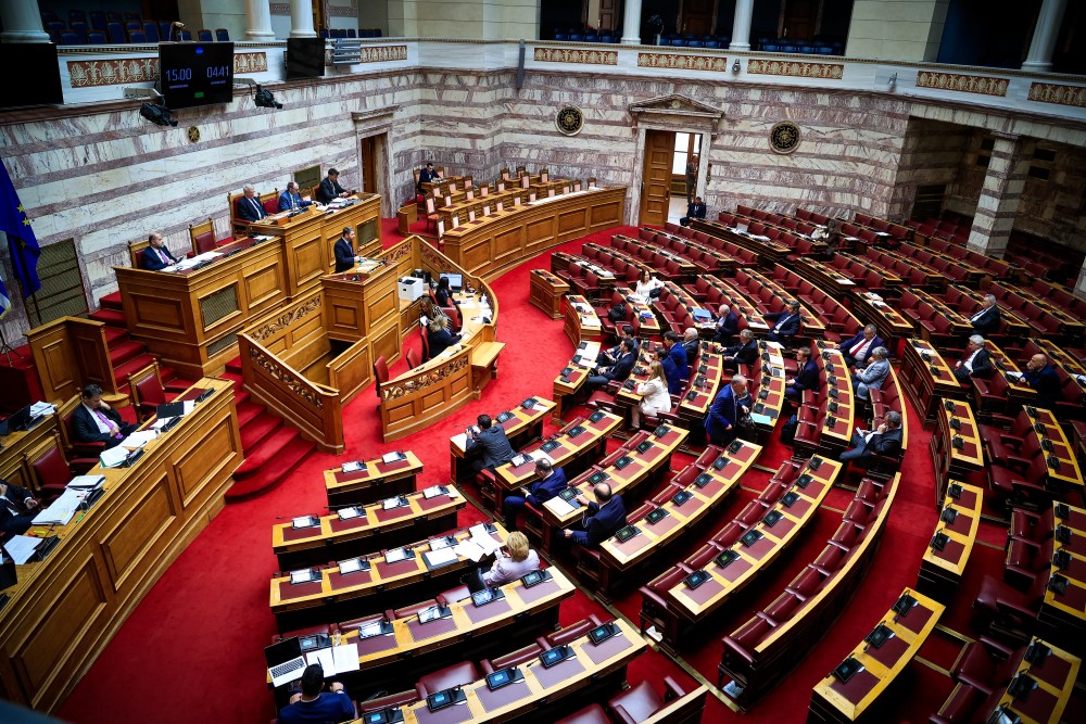 «Σφάζονται» ΠΑΣΟΚ - Ελληνική Λύση για το επεισόδιο στη Βουλή και τους «Σπαρτιάτες»