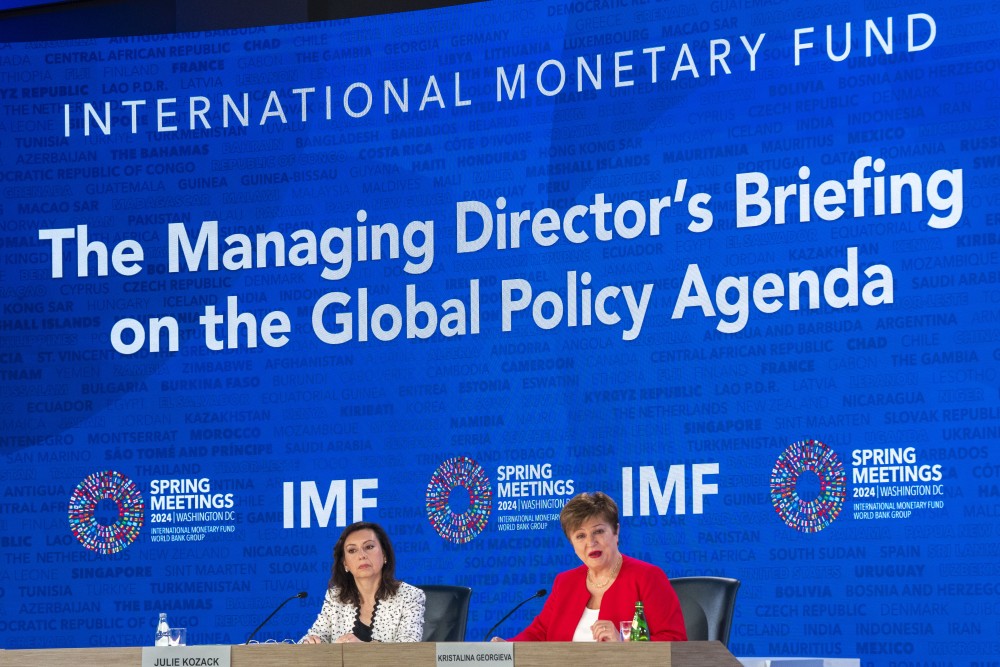 ΔΝΤ: Αποκλιμάκωση χρέους στην Ελλάδα - Εκρηκτικά ελλείμματα σε ΗΠΑ και Κίνα