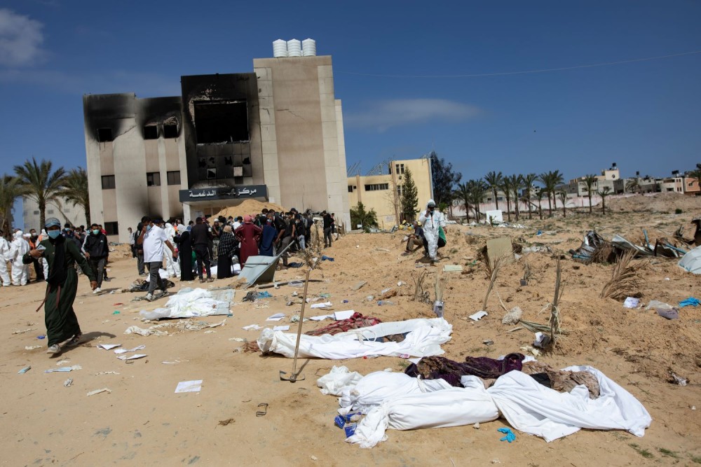Γάζα: εκταφή σχεδόν 280 σορών από ομαδικούς τάφους στο νοσοκομείο Νάσερ