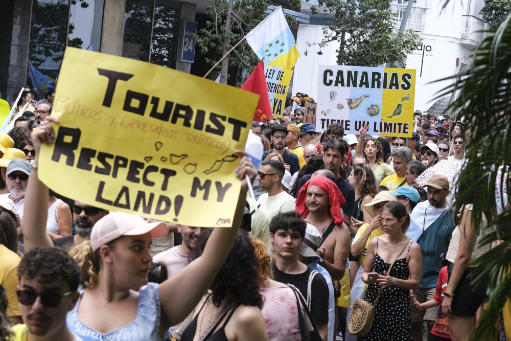 Ισπανία: χιλιάδες κάτοικοι διαδήλωσαν στα Κανάρια Νησιά κατά του μαζικού τουρισμού
