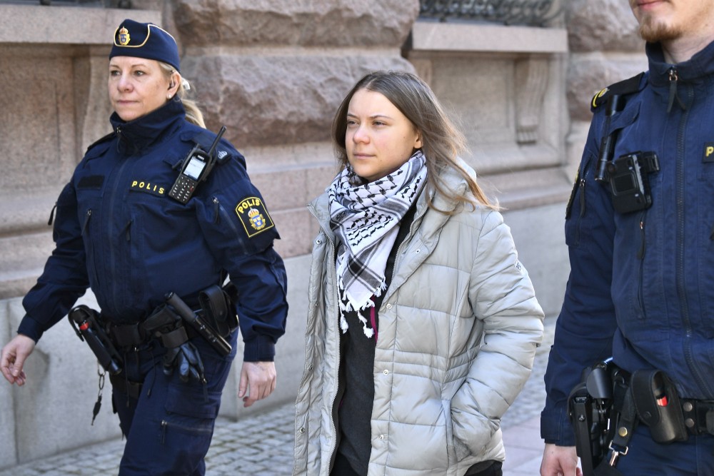 Ολλανδία: η ακτιβίστρια για το κλίμα Γκρέτα Τούνμπεργκ τέθηκε υπό κράτηση δύο φορές σε διαδήλωση στη Χάγη