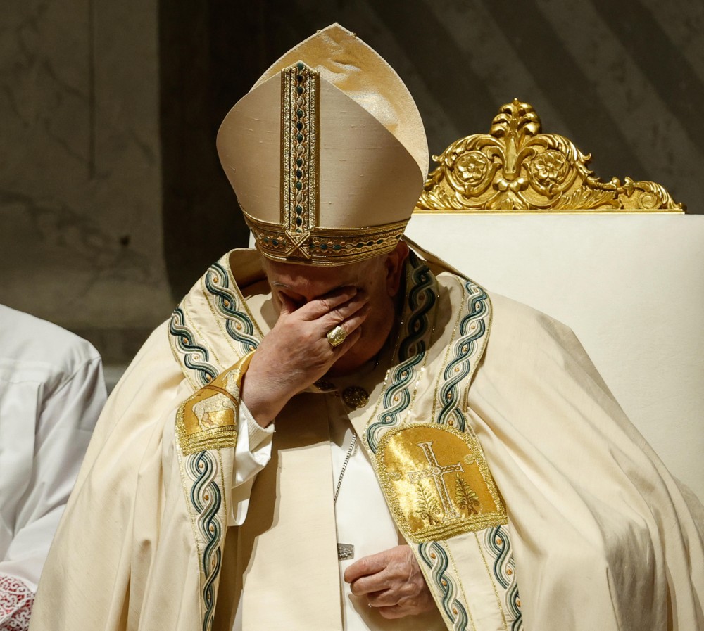 Ιταλία: o πάπας χοροστατεί στην πασχαλινή αγρυπνία στο Βατικανό