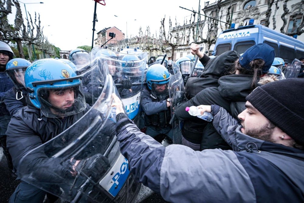 Τορίνο: συμπλοκές αστυνομικών με φοιτητές που διαδήλωναν υπέρ της Παλαιστίνης