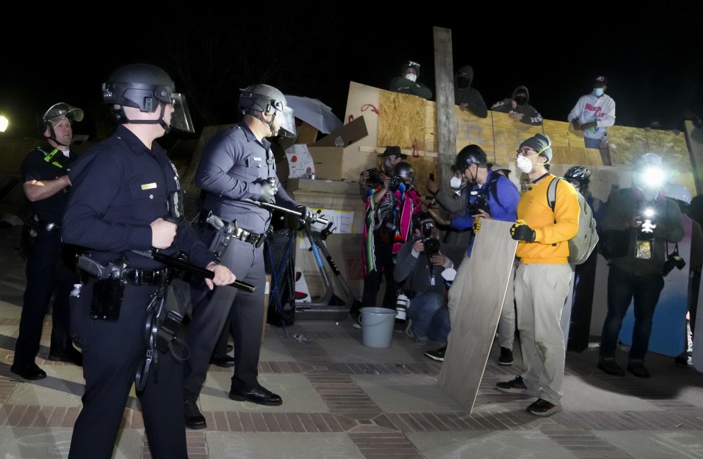 ΗΠΑ: η αστυνομία απομακρύνει οδοφράγματα φοιτητών στο UCLA - Σφοδρές συγκρούσεις (βίντεο)