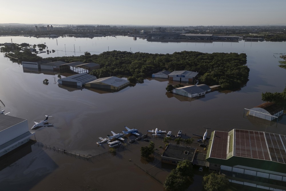Συνεχίζονται οι πλημμύρες στη Βραζιλία: απόκοσμες εικόνες από το αεροδρόμιο στο Πόρτο Αλέγκρε