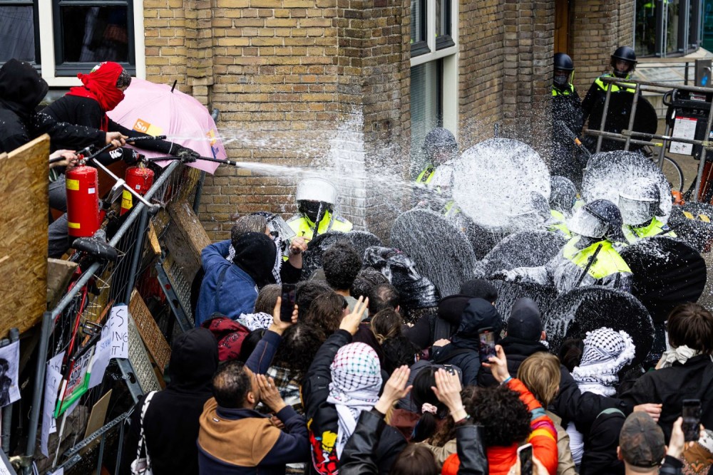 Άμστερνταμ: συγκρούσεις διαδηλωτών με αστυνομικούς στο πανεπιστήμιο για τη Γάζα