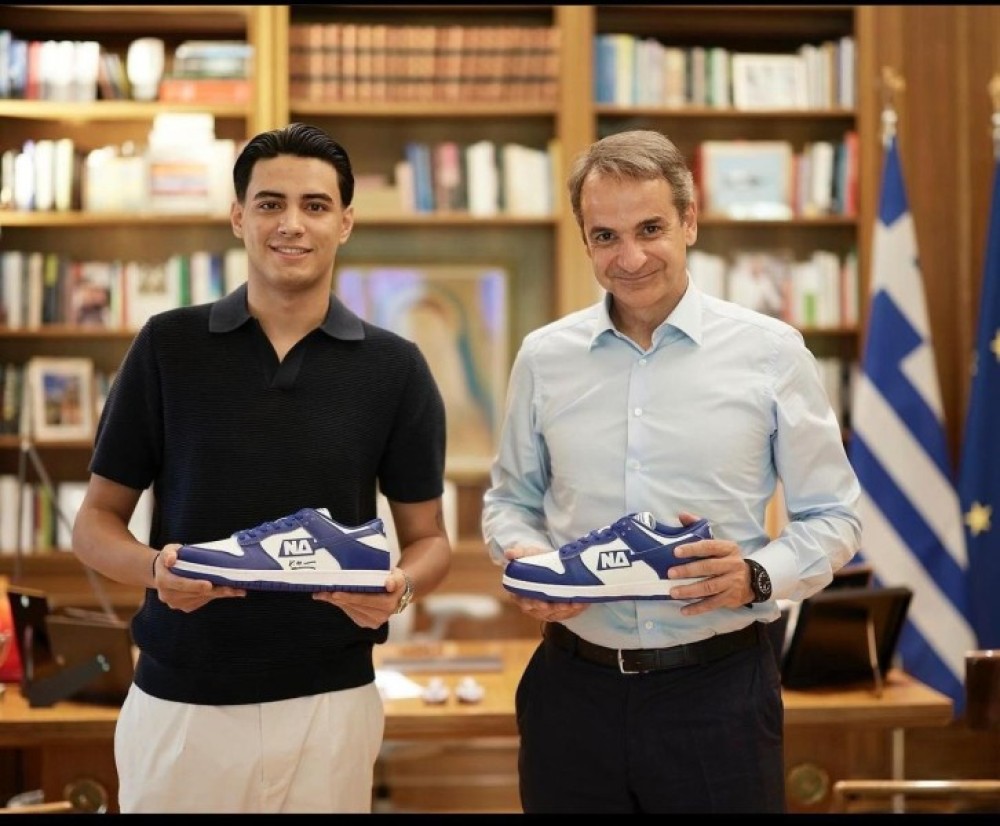 «Θα τα δει και θα λυσσάξει ο Άδωνις»: ο Μητσοτάκης λανσάρει παπούτσια ΝΔ
