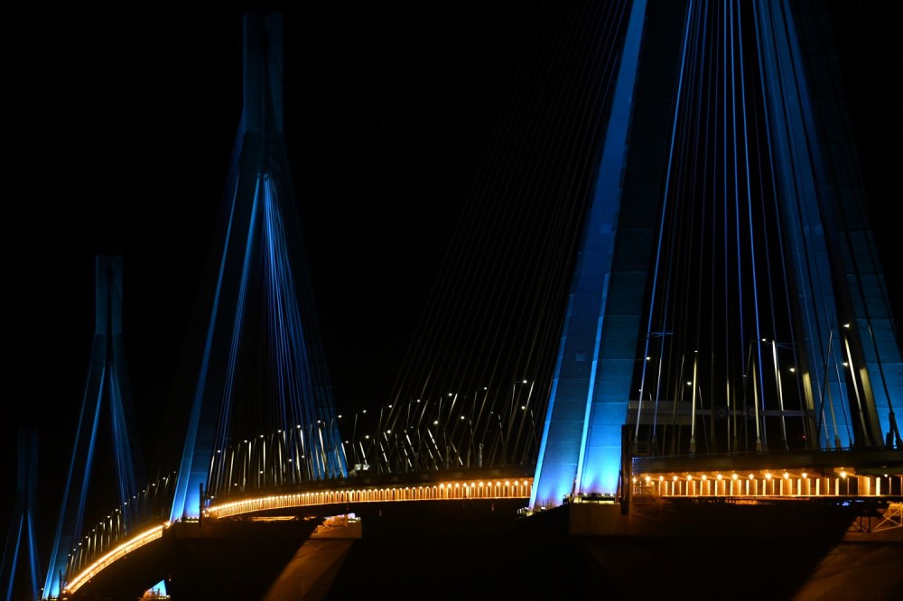 Ημέρα της Ευρώπης: φωταγωγήθηκε η Γέφυρα Ρίου-Αντιρρίου με το μήνυμα «Αξιοποίησε την Ψήφο σου – 9 Ιουνίου»